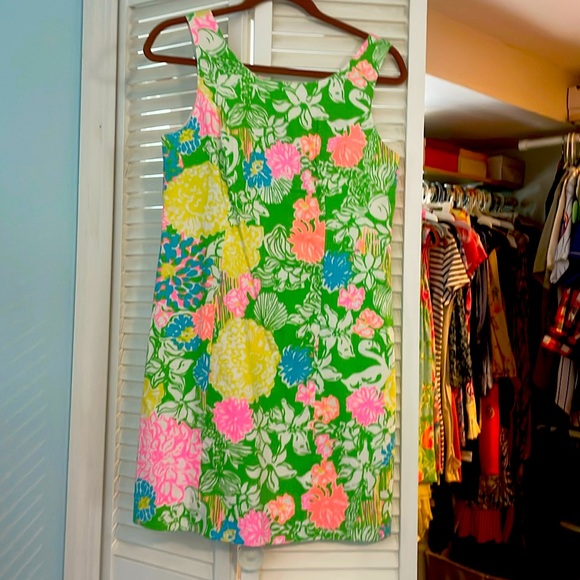 Lilly Pulitzer Dresses & Skirts - Lilly Pulitzer Cathy shift in hibiscus stroll print. Brand new with tags